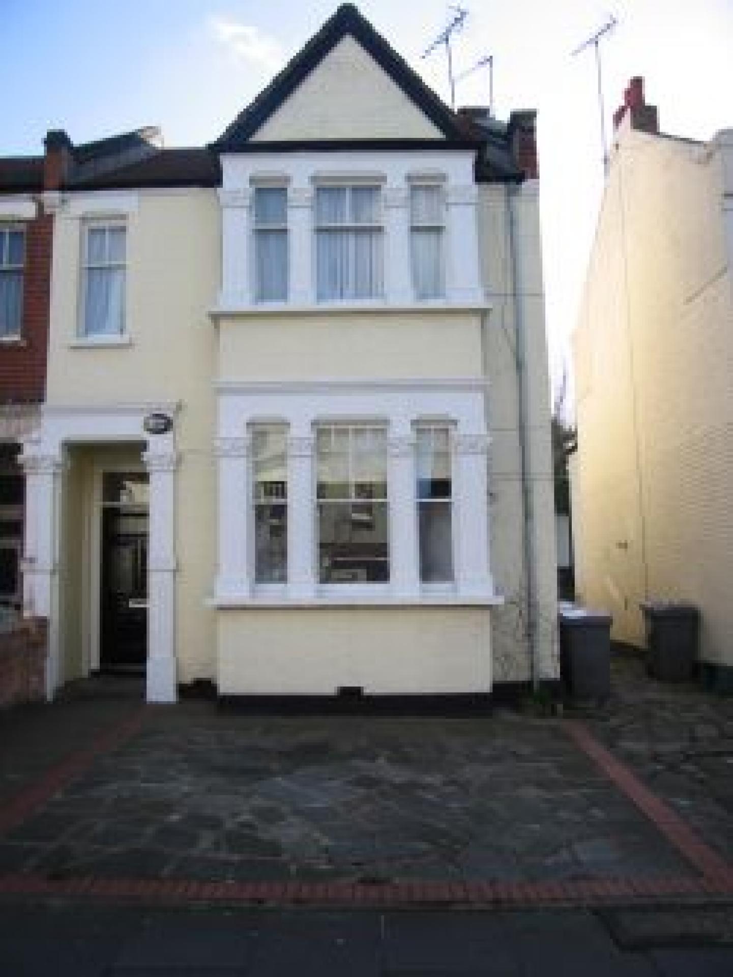 			3 Bedroom, 1 bath, 1 reception Flat			 Melrose Avenue, WILLESDEN GREEN NW2 NW2